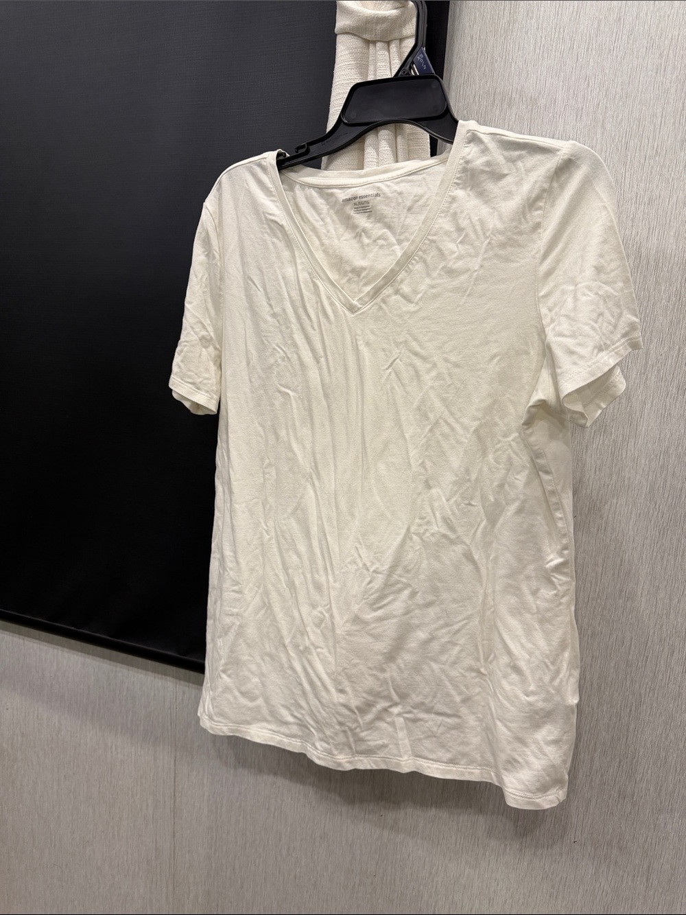 Amazon Essentials Women's Short Sleeve V-Neck Tee - White